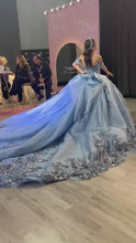 Cargar y reproducir el video en el visor de la galería, Hermoso Vestido de XV Azul Plumbago Delicados  Moñitos en los Hombros
