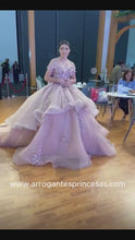 Cargar y reproducir el video en el visor de la galería, Vestido para Quinceañera Blush  Rosa con Pedreria Fina. Coleccion Swan Ragazza Fashion
