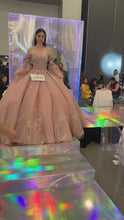 Cargar y reproducir el video en el visor de la galería, Pregunta por el % Vestido Blush con Manga Larga para Quinceañera
