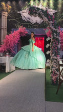 Cargar y reproducir el video en el visor de la galería, Vestido Sague o Verde Turqueza Suave. Tirantes caídos para Quinceañeras.
