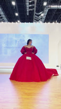 Cargar y reproducir el video en el visor de la galería, Vestido en Promoción por lanzamiento Rojo para Quinceañera Reina de Corazones Alicia en el Pais de las Maravillas .
