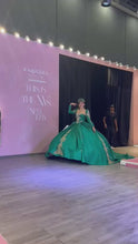 Cargar y reproducir el video en el visor de la galería, Hermoso Vestido en Rojo o Verde Bandera de Satín Nueva Coleccion Ragazza Fashion
