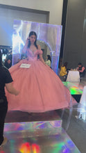 Cargar y reproducir el video en el visor de la galería, Pregunta por el % Vestido para Quinceañeras tono Rosa Blush, Cauda larga y Moño espectacular.
