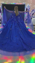 Cargar y reproducir el video en el visor de la galería, Vestido Azul para Quinceañera con Capa
