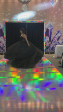 Cargar y reproducir el video en el visor de la galería, Vestido Negro con Transparencia y Mangas para Quinceañera
