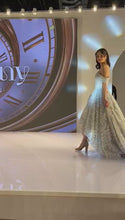 Cargar y reproducir el video en el visor de la galería, Vestido tono Plata 2025 para Quinceañera . Nueva Coleccion Epiphany Ragazza
