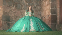Cargar y reproducir el video en el visor de la galería, Hermoso Vestido en Rojo o Verde Bandera de Satín Nueva Coleccion Ragazza Fashion
