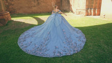 Cargar y reproducir el video en el visor de la galería, Hermoso Vestido de XV Azul Plumbago Delicados  Moñitos en los Hombros
