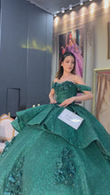 Cargar y reproducir el video en el visor de la galería, Vestido Verde con Tirantes caídos para Quinceañeras.
