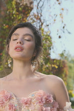 Cargar y reproducir el video en el visor de la galería, Vestido Color Ivory y Palo de Rosa  con Flores para tu Quinceañera.
