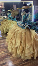 Cargar y reproducir el video en el visor de la galería, Vestido Mexicano para Quinceañera Tono Verde Esmeralda Tipo Charro
