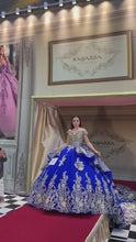 Cargar y reproducir el video en el visor de la galería, Vestido Azul Rey y  Dorado con Manga Caída para Quinceañeras
