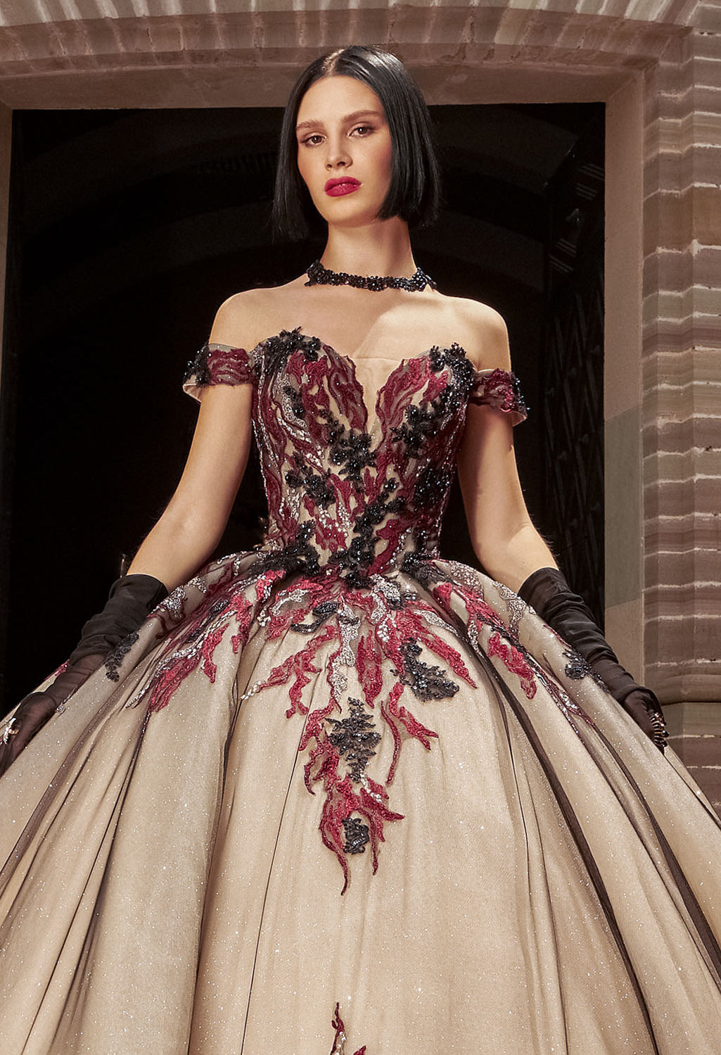 Vestido Cruella de Vill Negro con Rojo para tus Quince Años