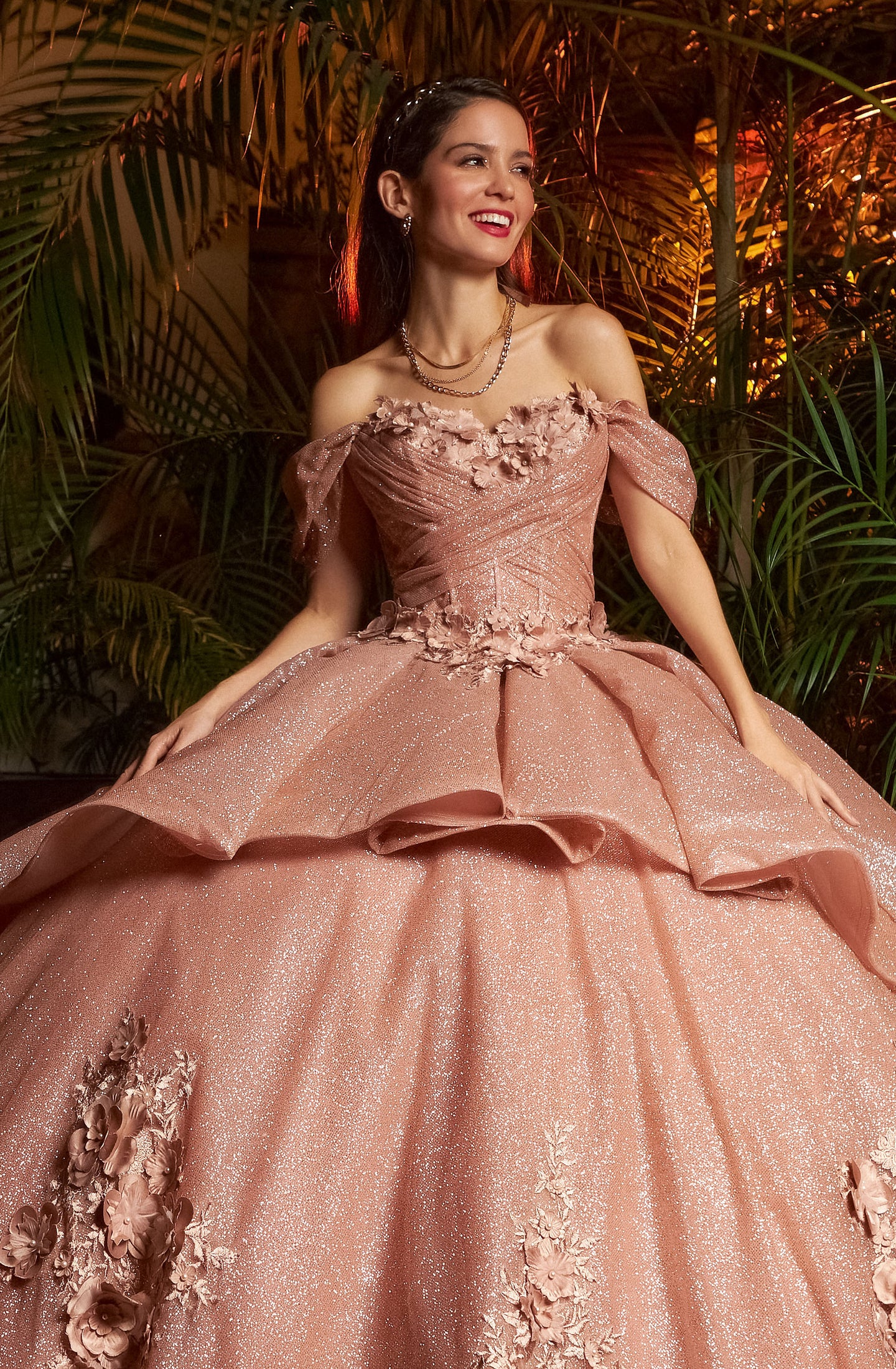 Vestido Blush o Tono de Rosa Tirantes caídos para Quinceañeras.