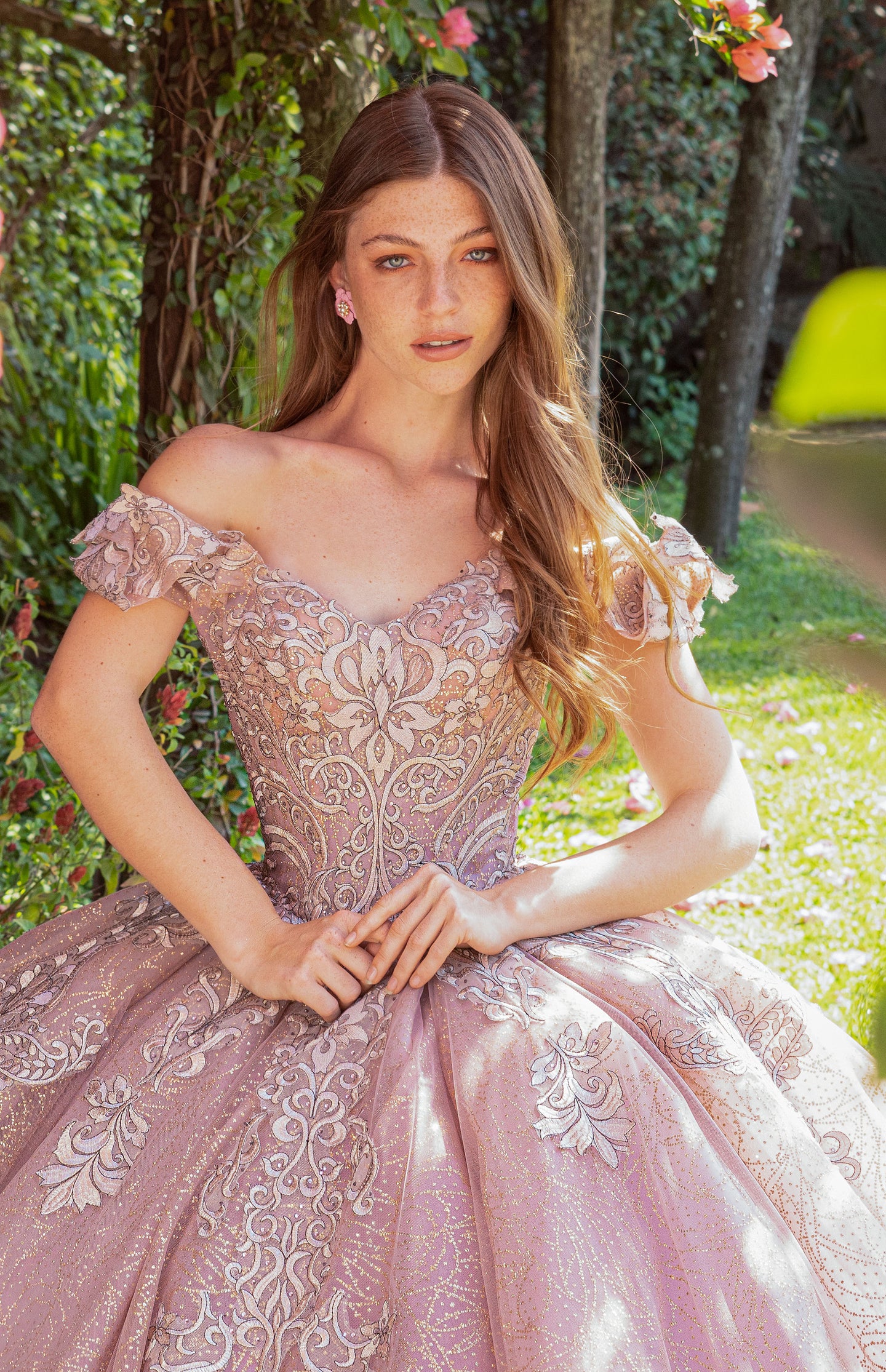 Vestido Blush para Quinceañera con toques Dorados y Grises.