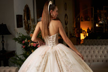 Cargar imagen en el visor de la galería, Vestido Ivory  Corsette Transparente para Quinceañera . Manga larga
