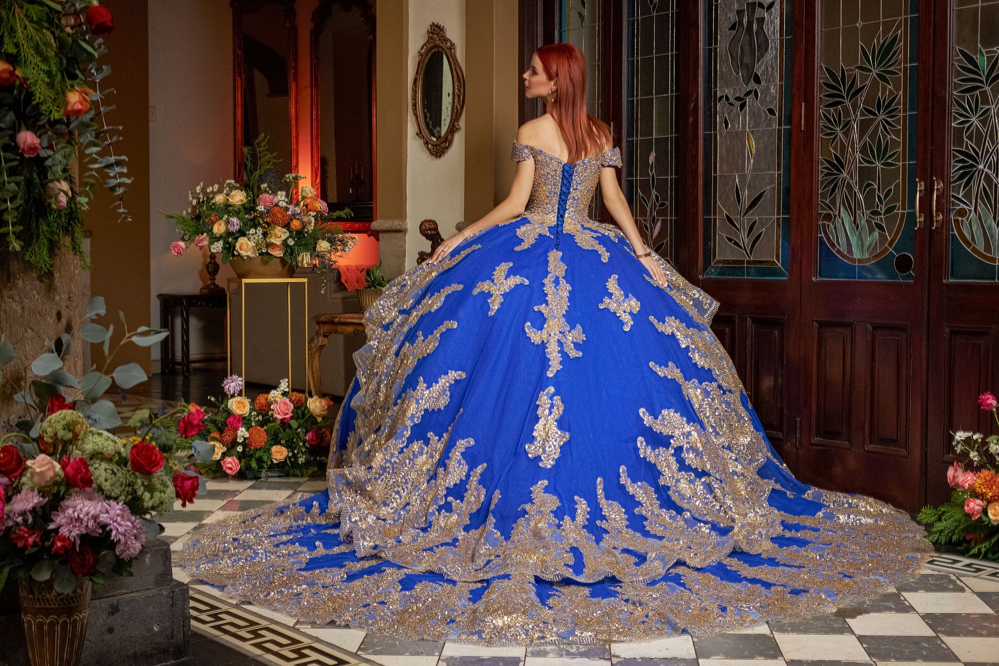 Vestido Azul Rey y Dorado con Manga Caída para Quinceañeras