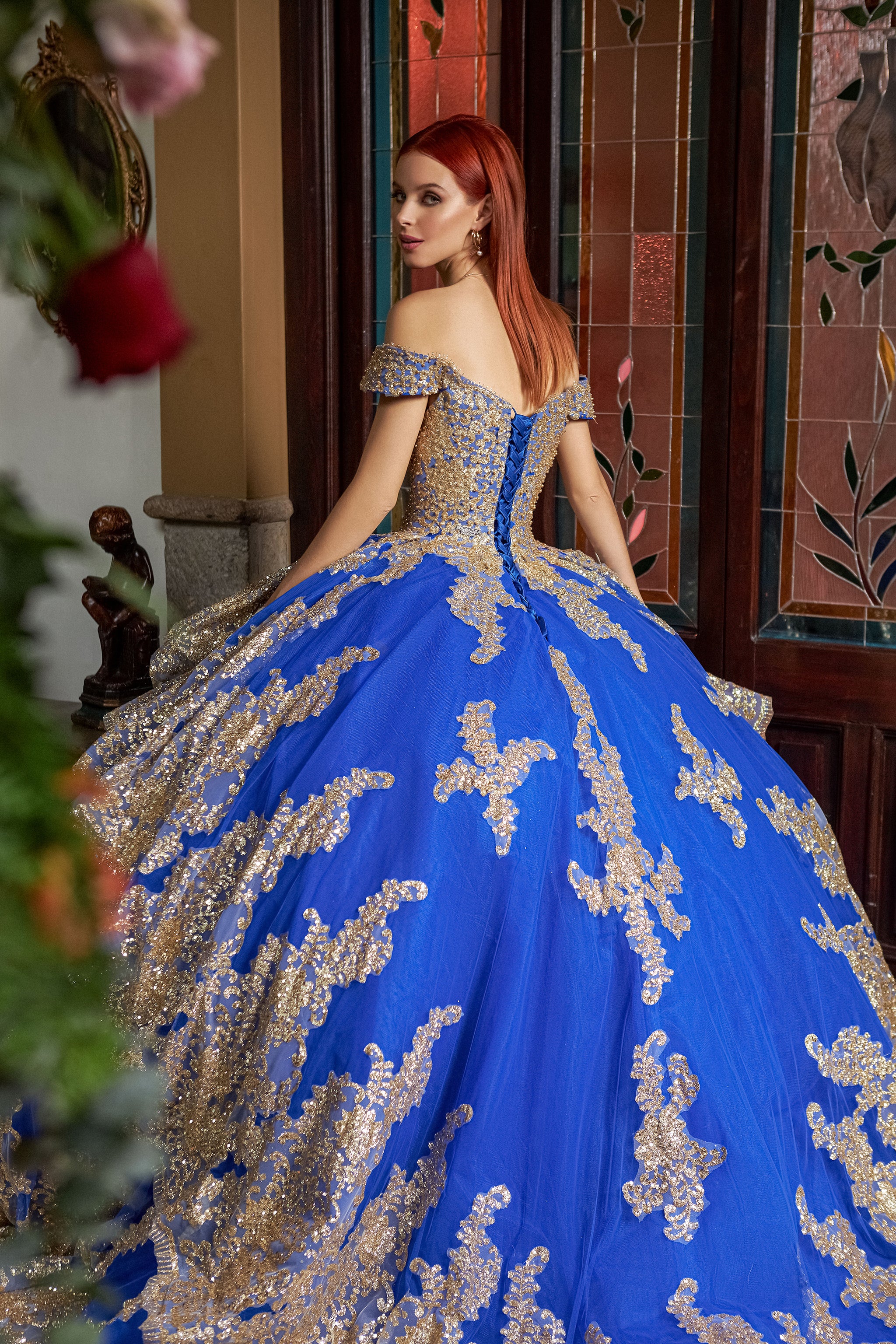 Vestido Azul Rey y Dorado con Manga Caida para Quinceaneras