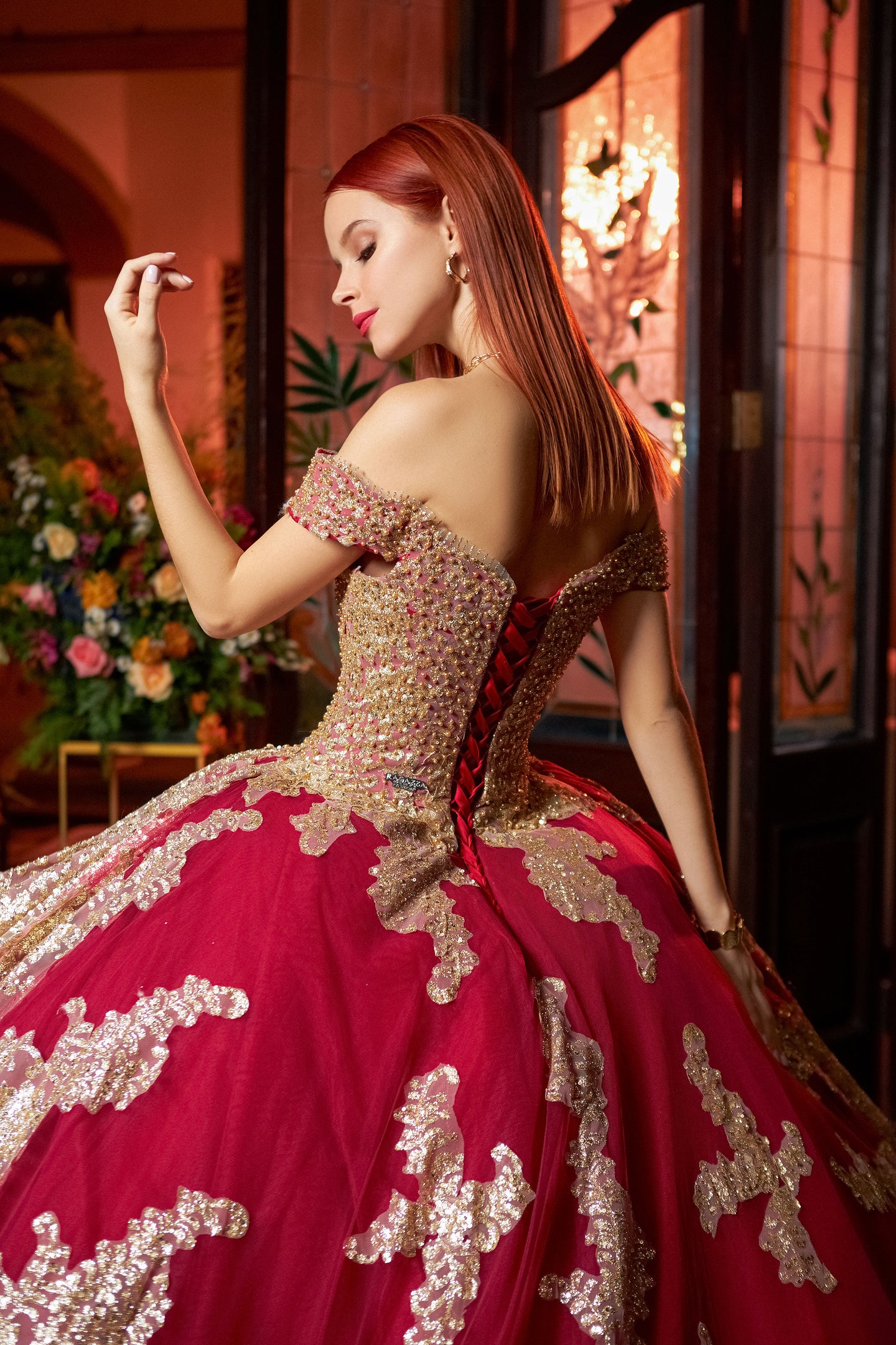 Vestido Rojo con Dorado y Maga Caida para Quinceñaeras