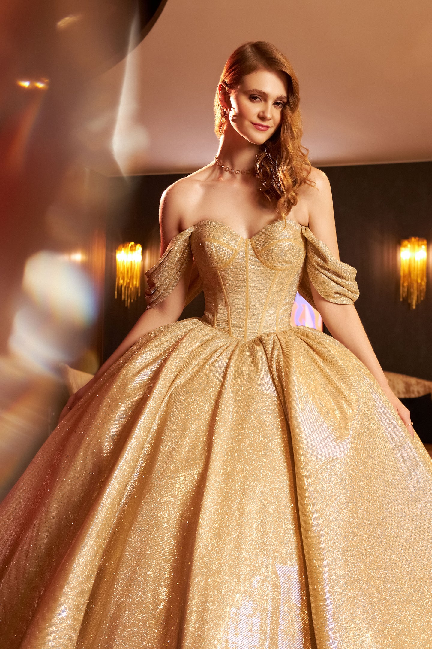 Vestido Oro o Dorado   muy Brillante con Tirantes caídos para Quinceañeras. ULTIMAS PIEZAS