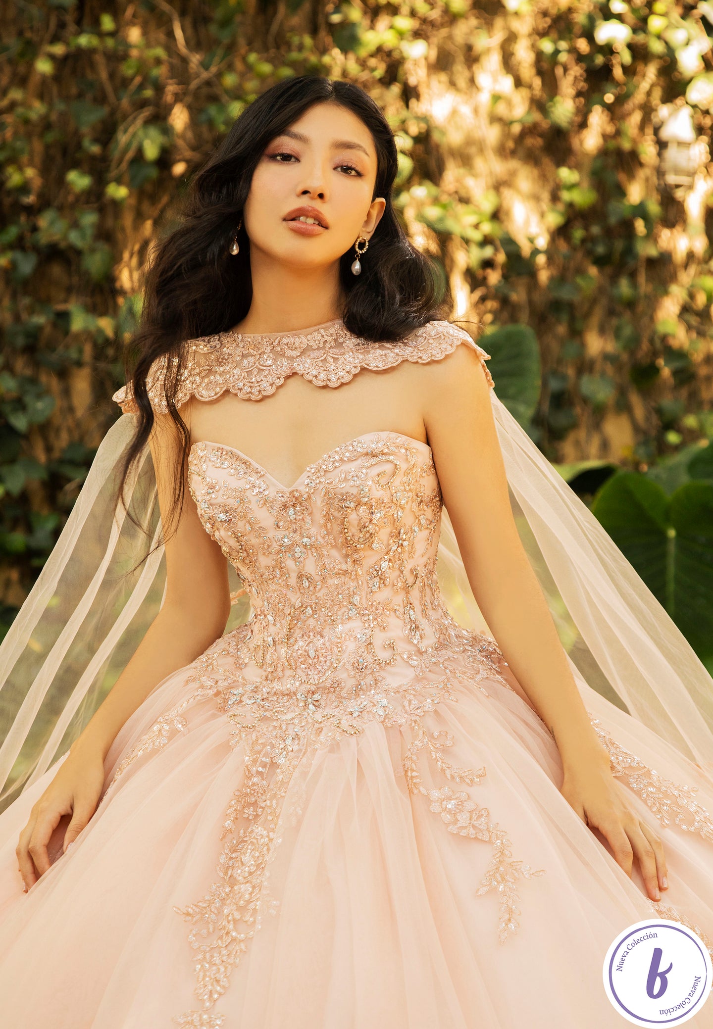 Hermoso Vestido Blush con Capa para Quinceañeras .