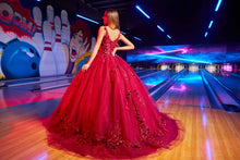 Cargar imagen en el visor de la galería, Vestido Rojo y Flores 3D  con Capa para Quinceañera
