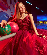 Cargar imagen en el visor de la galería, Vestido Rojo y Flores 3D  con Capa para Quinceañera
