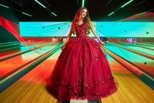 Cargar imagen en el visor de la galería, Vestido Rojo y Flores 3D  con Capa para Quinceañera
