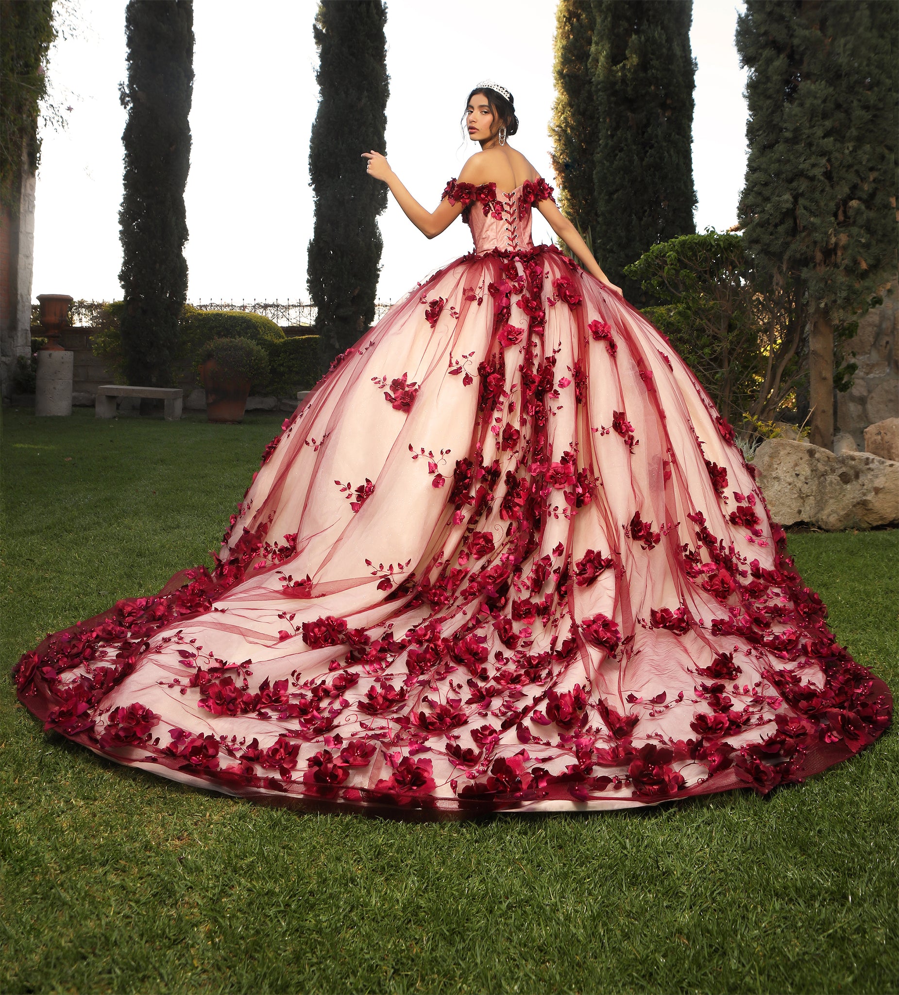 Vestido Quinceañera Color Vino con Flores con opción a Cauda Extra larga
