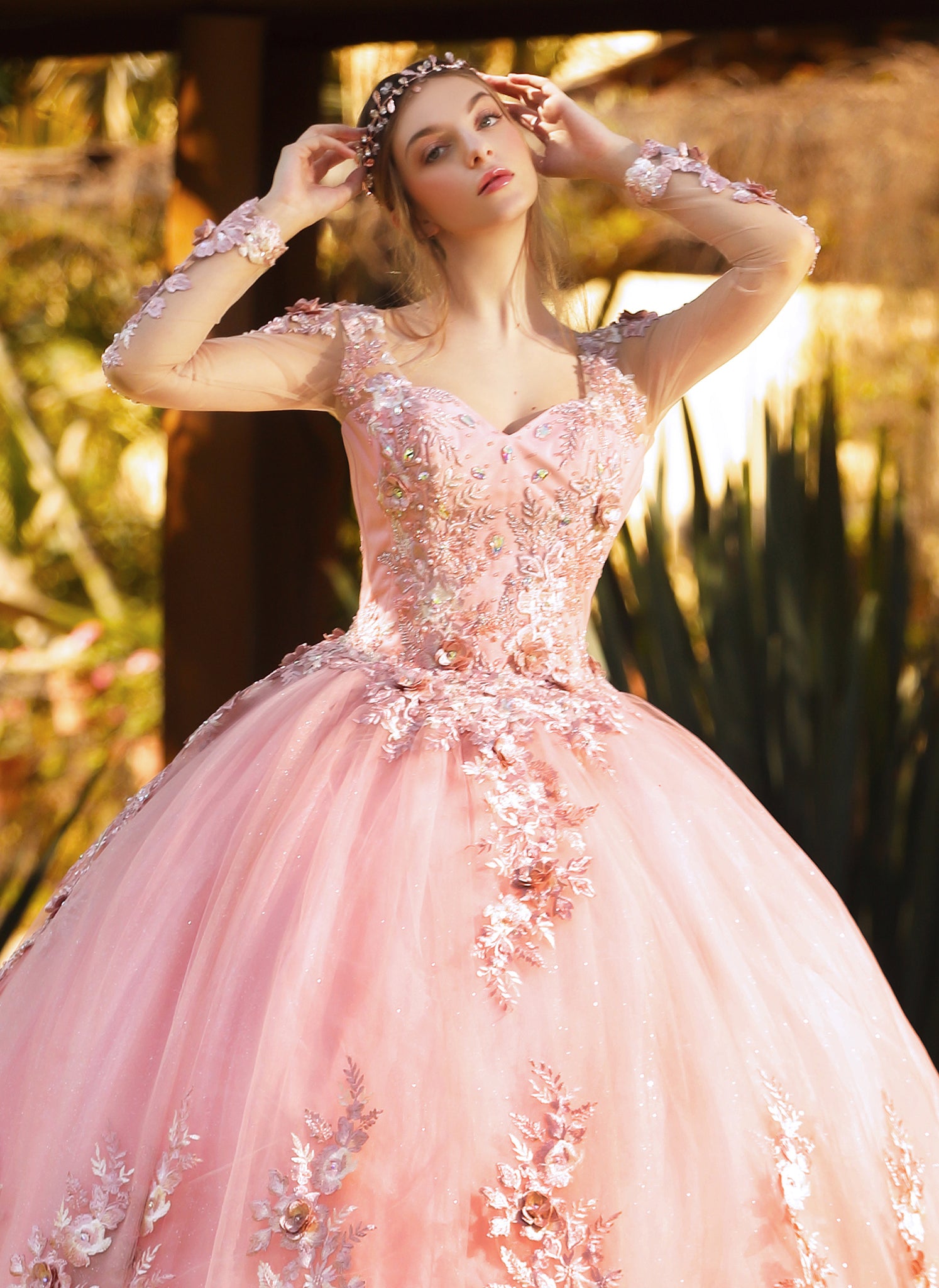 Vestido de quince color rosa con flores 