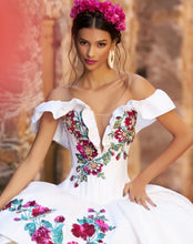 Cargar imagen en el visor de la galería, Hermoso Vestido Blanco para Quinceañera Tipo Mexicano
