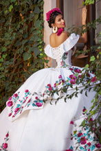 Cargar imagen en el visor de la galería, Hermoso Vestido Blanco para Quinceañera Tipo Mexicano
