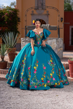 Cargar imagen en el visor de la galería, Hermoso Vestido Jade tipo Mexicano para tu Quinceañera
