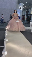 Cargar y reproducir el video en el visor de la galería, Vestido Blush para Quinceañera con toques Dorados y Grises.
