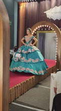 Cargar y reproducir el video en el visor de la galería, Vestido Mexicano Verde Esmeralda para Quinceañera. Ultima  pieza talla 9 50+10% OFF
