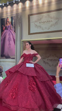 Cargar y reproducir el video en el visor de la galería, Vestido Rojo con Tirantes caídos para Quinceañeras.
